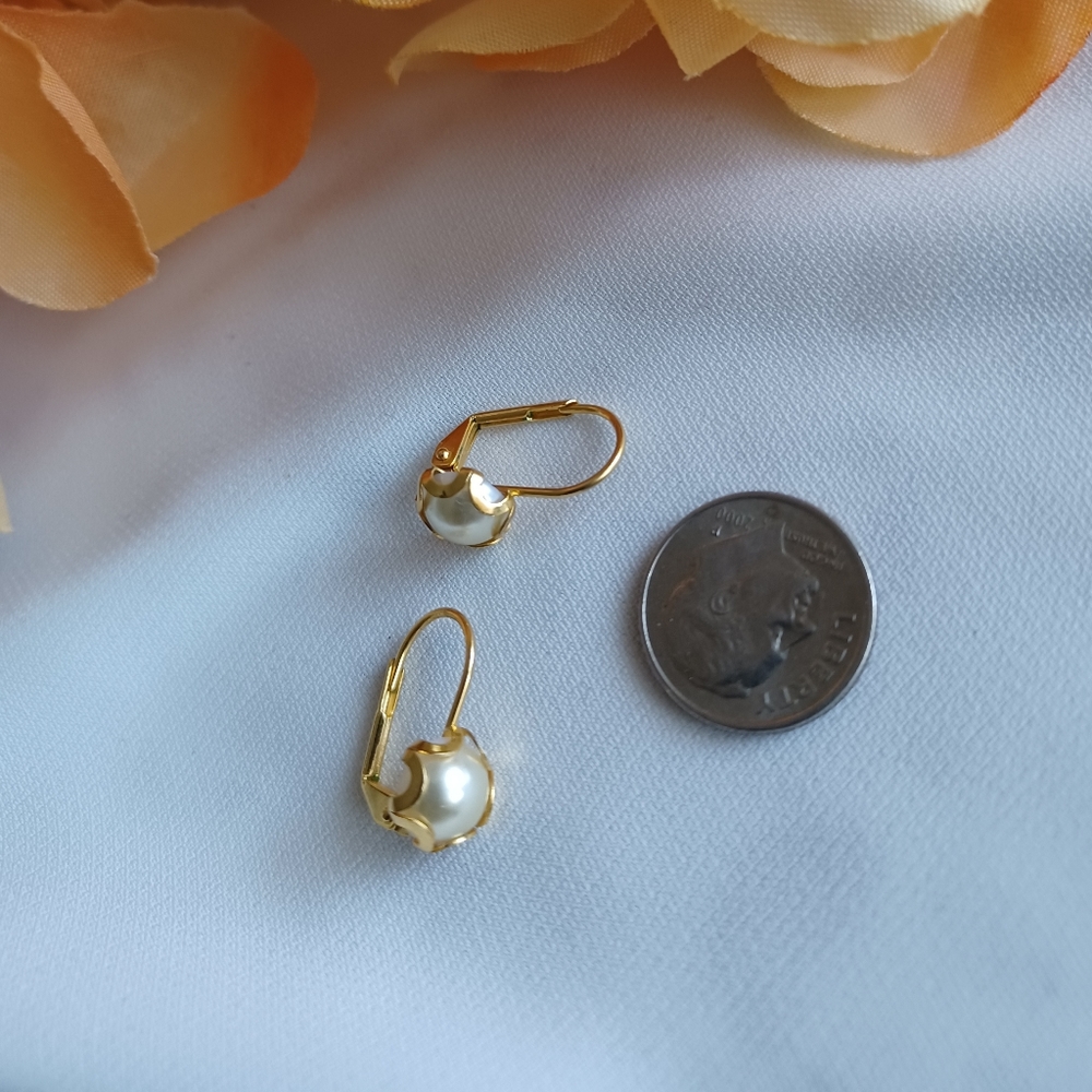 Elegant Gold and Pearl Stud Earrings - Picture 16 of 16